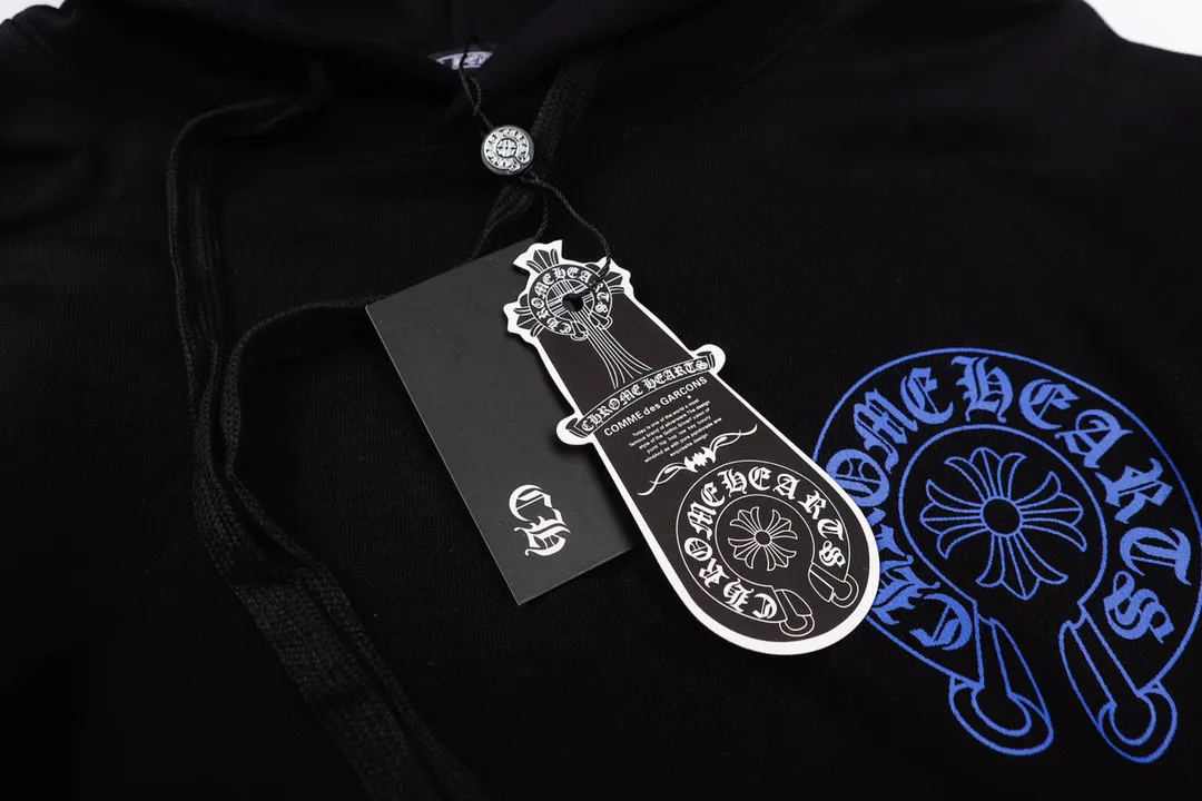 M31—P210 -Chrome Hearts/Chrome Hearts printed sweatshirt cardigan jacket -420 grams of high-density, high-quality wool, soft, delicate and skin-friendly, soft and silky to the touch, warm and skin-friendly -The hardware and zipper accessories are all customized and full of details -Colour: black -Size: S M L XL